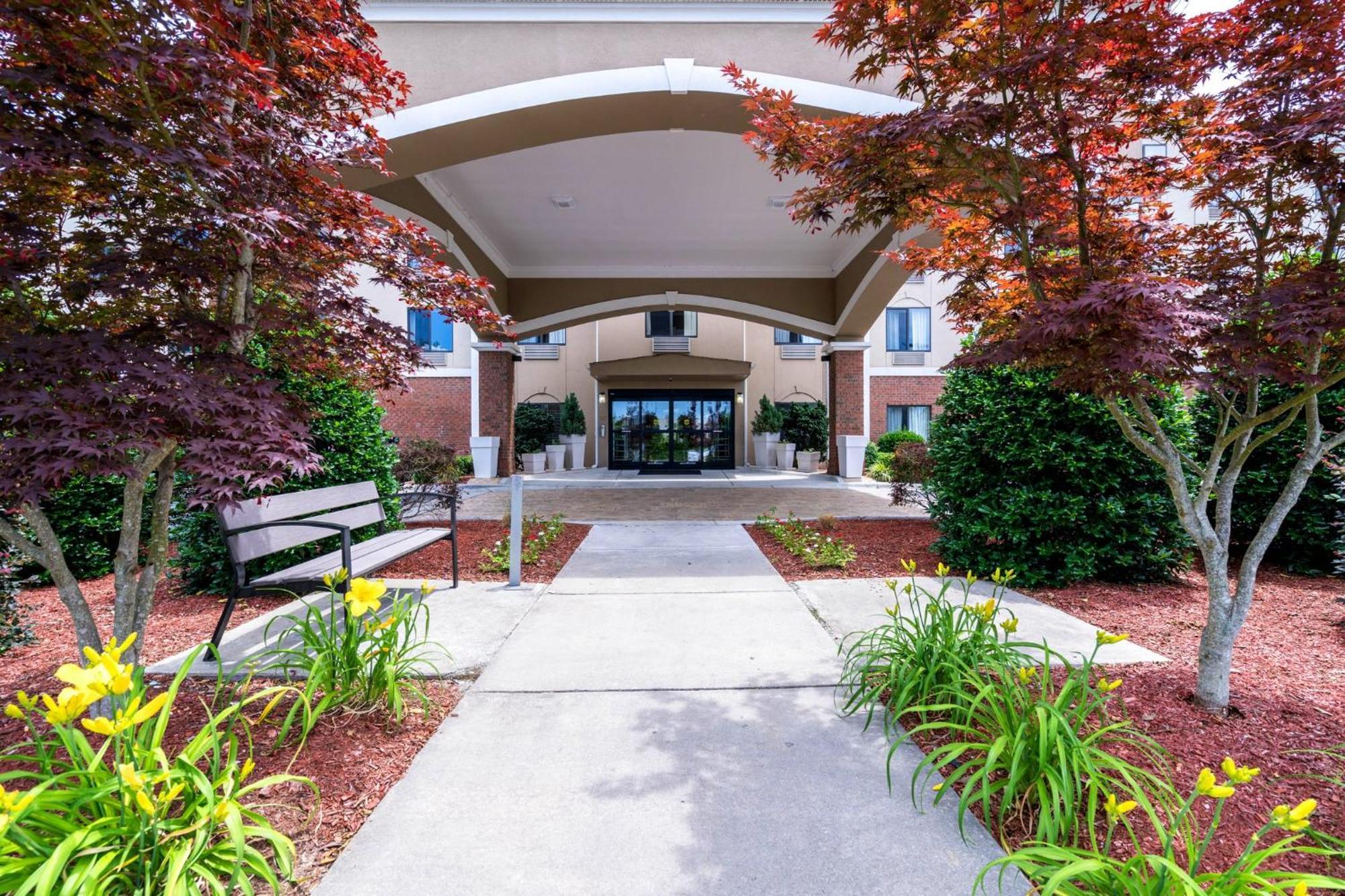 Holiday Inn Express & Suites Roanoke Rapids By Ihg Exterior photo